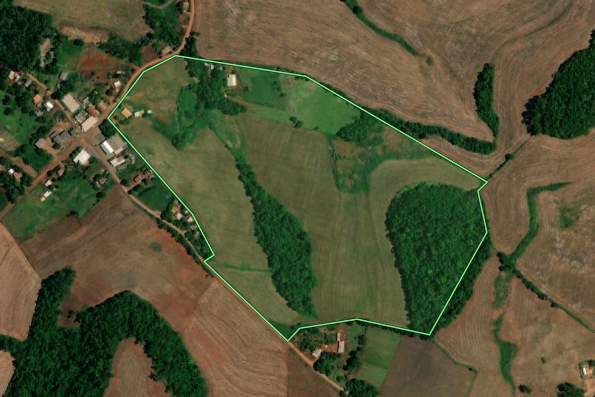 Imagem de satélite do imóvel rural em Santa Izabel do Oeste (PR), com o contorno declarado no CAR desenhado por cima.