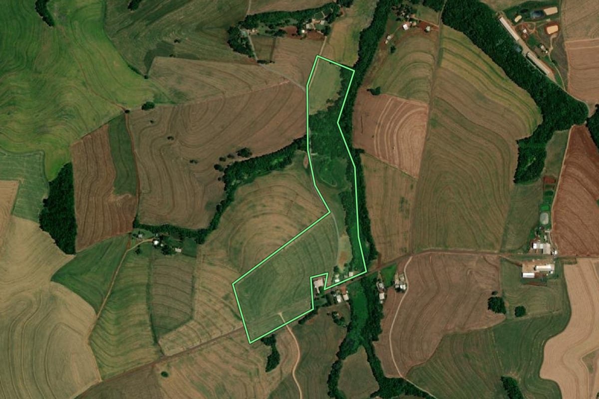 Imagem de satélite do imóvel rural em Santa Izabel do Oeste (PR), com o contorno declarado no CAR desenhado por cima.