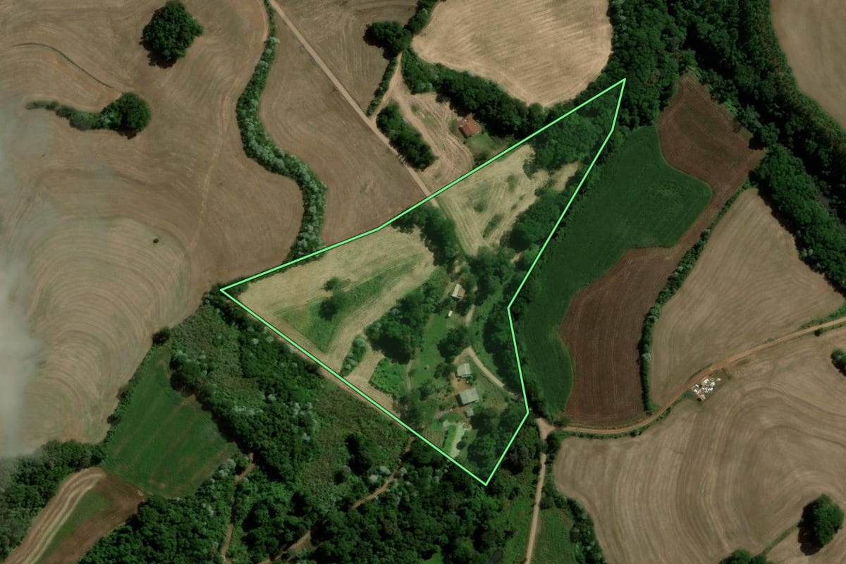 Imagem de satélite do imóvel rural em Santa Izabel do Oeste (PR), com o contorno declarado no CAR desenhado por cima.