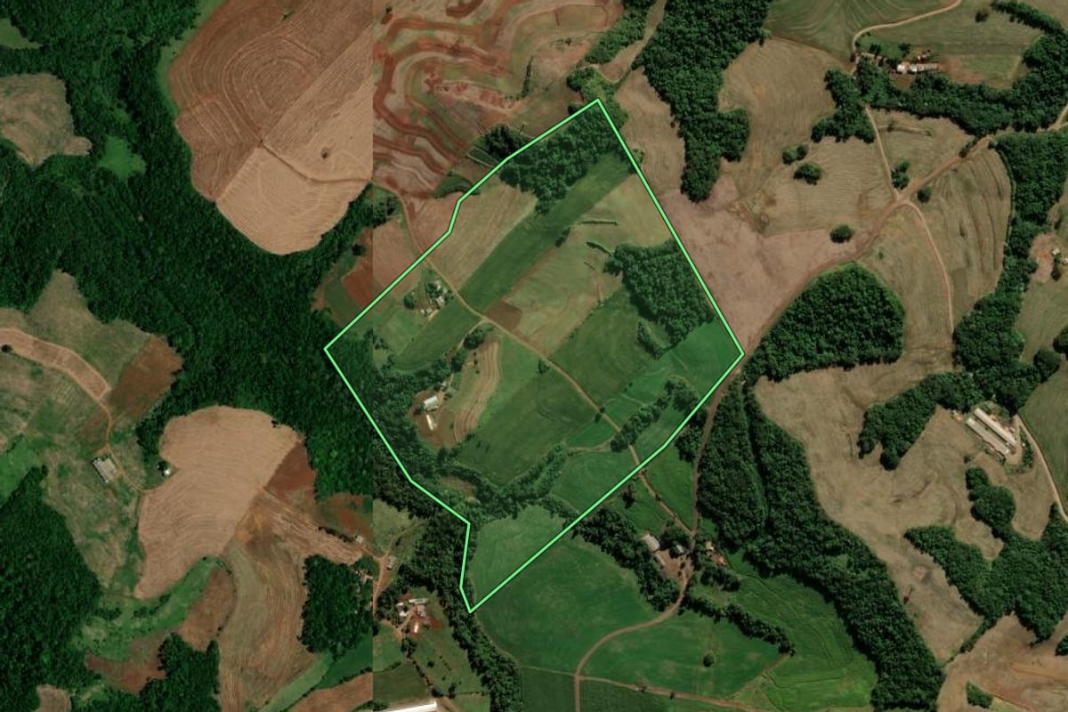 Imagem de satélite do imóvel rural em Santa Izabel do Oeste (PR), com o contorno declarado no CAR desenhado por cima.