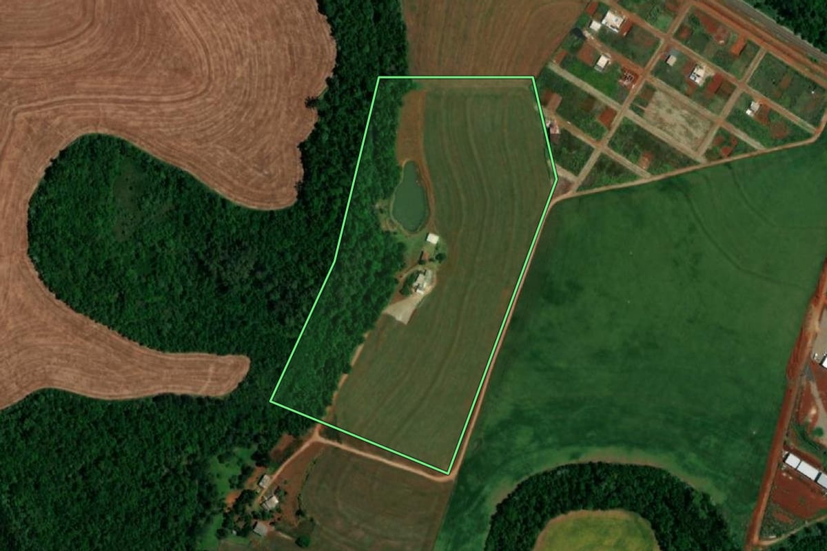 Imagem de satélite do imóvel rural em Santa Izabel do Oeste (PR), com o contorno declarado no CAR desenhado por cima.