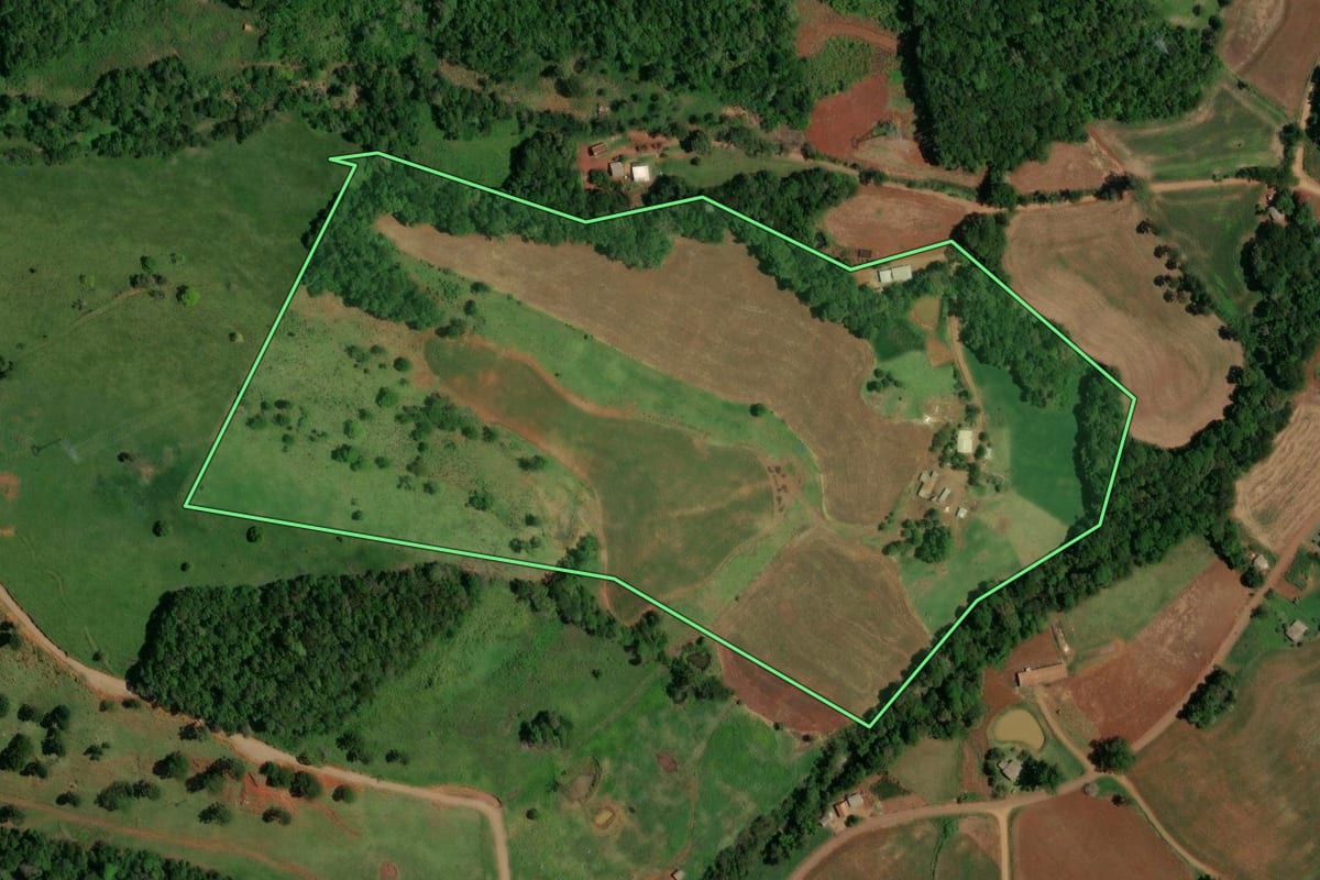 Imagem de satélite do imóvel rural em Santa Izabel do Oeste (PR), com o contorno declarado no CAR desenhado por cima.