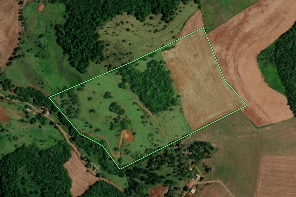 Imagem de satélite do imóvel rural em Santa Izabel do Oeste (PR), com o contorno declarado no CAR desenhado por cima.