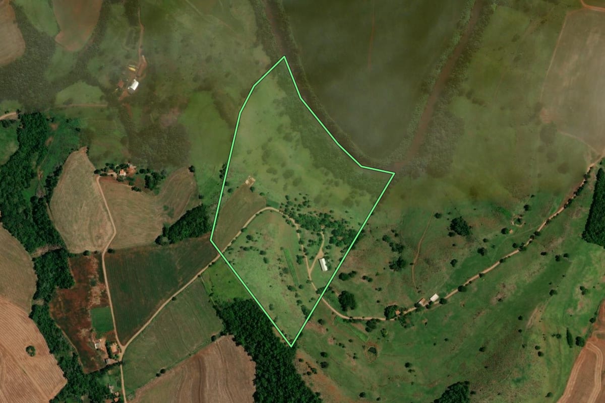 Imagem de satélite do imóvel rural em Santa Izabel do Oeste (PR), com o contorno declarado no CAR desenhado por cima.