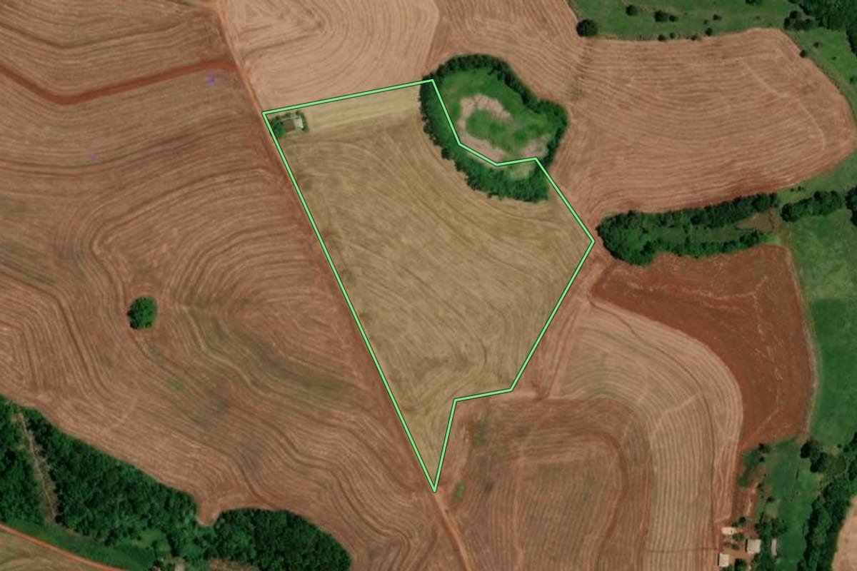 Imagem de satélite do imóvel rural em Santa Izabel do Oeste (PR), com o contorno declarado no CAR desenhado por cima.