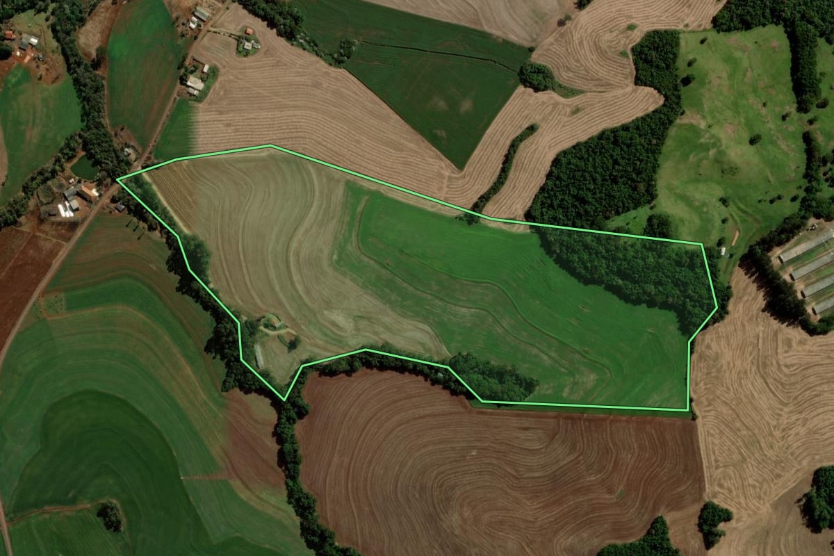 Imagem de satélite do imóvel rural em Santa Izabel do Oeste (PR), com o contorno declarado no CAR desenhado por cima.