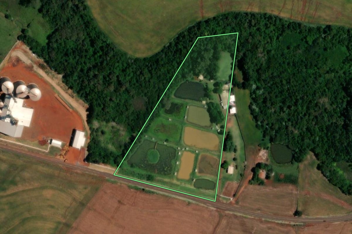 Imagem de satélite do imóvel rural em Santa Izabel do Oeste (PR), com o contorno declarado no CAR desenhado por cima.