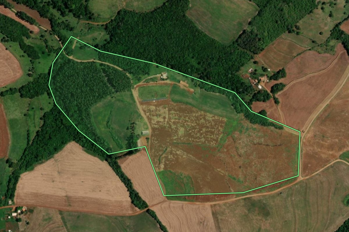Imagem de satélite do imóvel rural em Santa Izabel do Oeste (PR), com o contorno declarado no CAR desenhado por cima.
