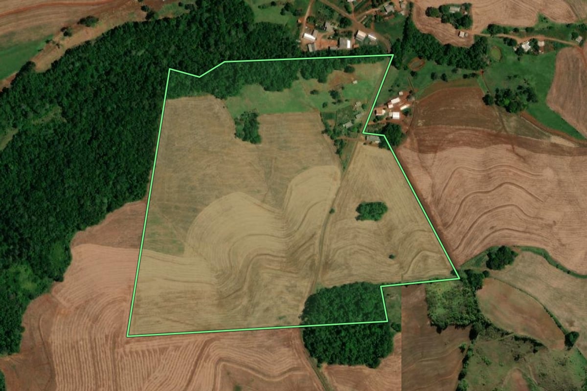 Imagem de satélite do imóvel rural em Santa Izabel do Oeste (PR), com o contorno declarado no CAR desenhado por cima.