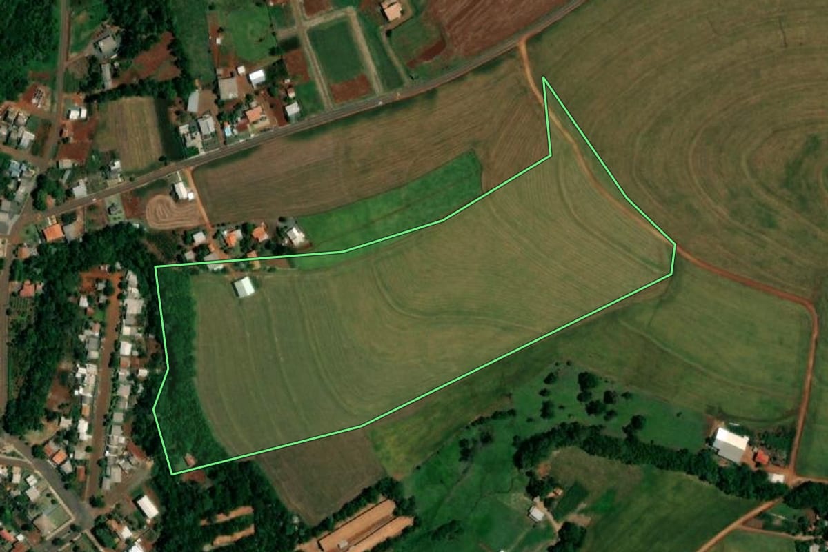 Imagem de satélite do imóvel rural em Santa Izabel do Oeste (PR), com o contorno declarado no CAR desenhado por cima.