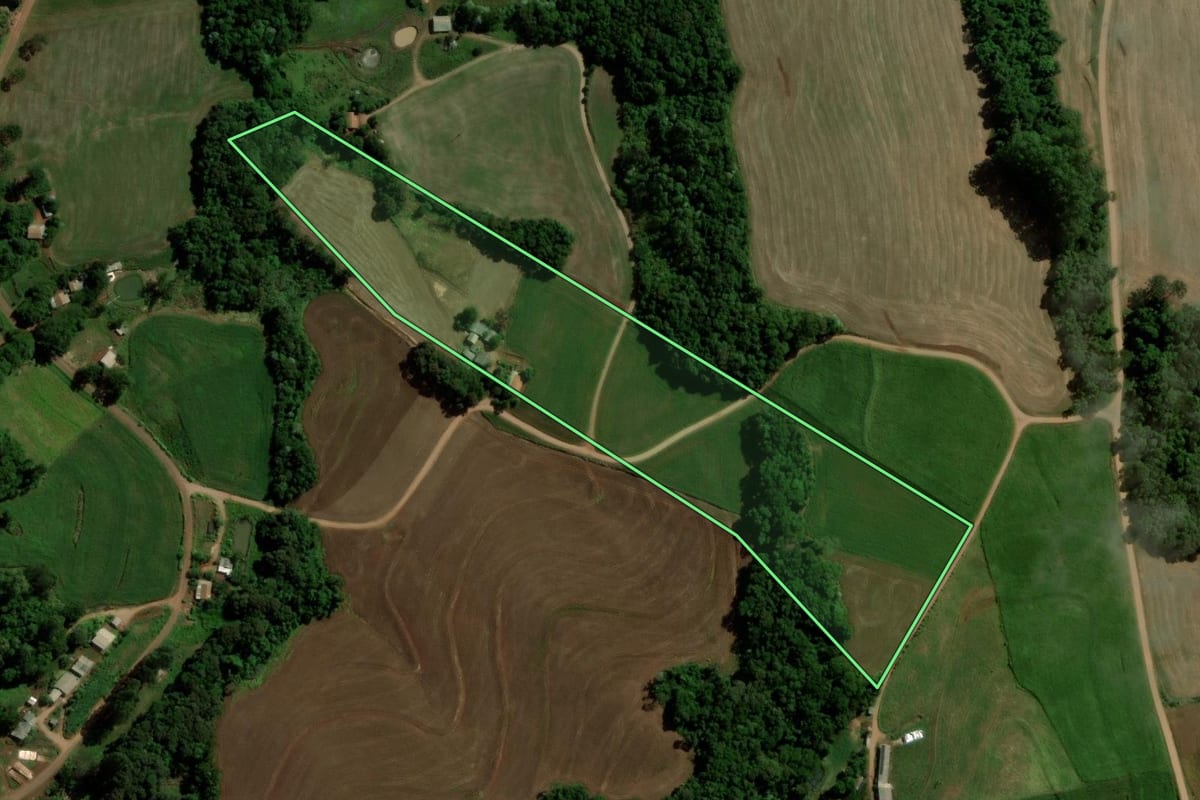 Imagem de satélite do imóvel rural em Santa Izabel do Oeste (PR), com o contorno declarado no CAR desenhado por cima.