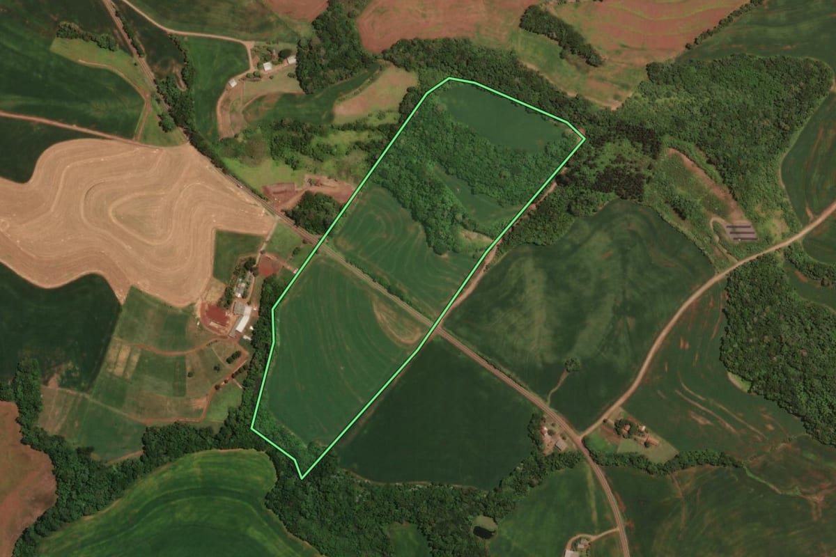 Imagem de satélite do imóvel rural em Santa Izabel do Oeste (PR), com o contorno declarado no CAR desenhado por cima.