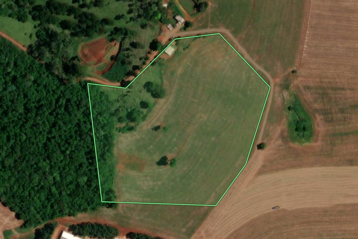 Imagem de satélite do imóvel rural em Santa Izabel do Oeste (PR), com o contorno declarado no CAR desenhado por cima.