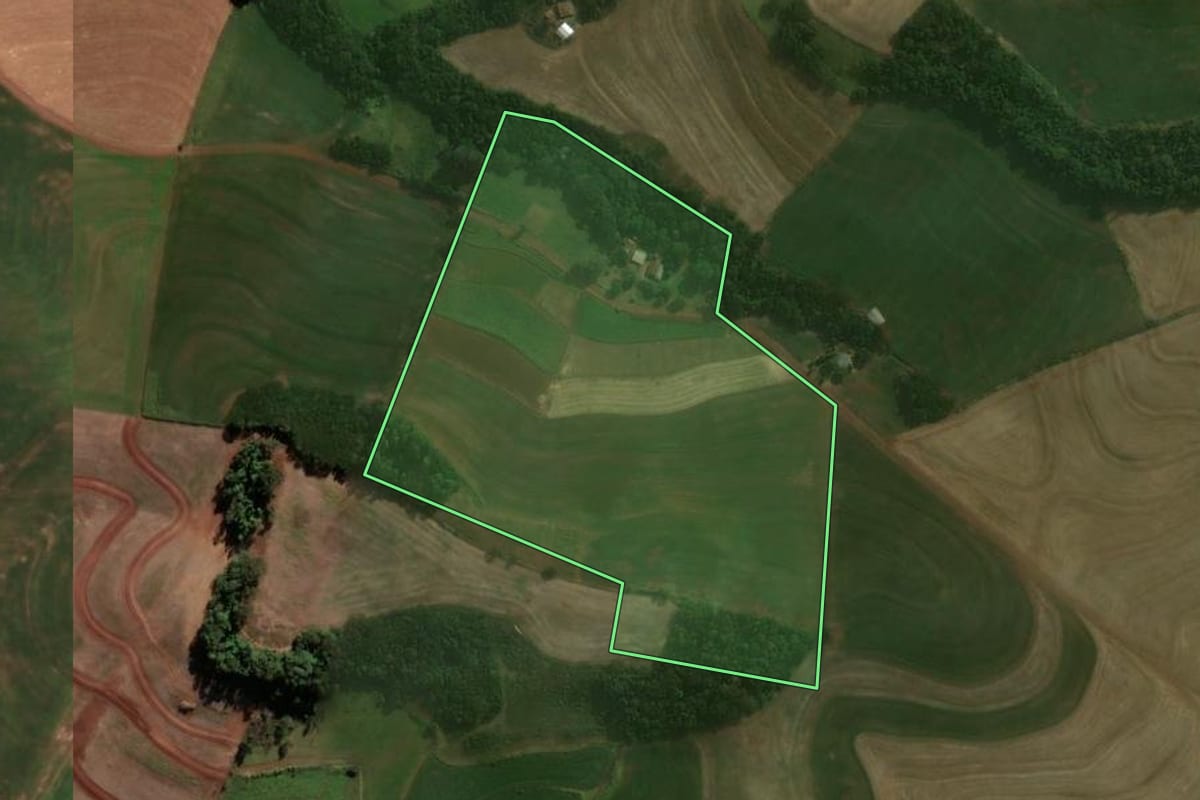 Imagem de satélite do imóvel rural em Santa Izabel do Oeste (PR), com o contorno declarado no CAR desenhado por cima.