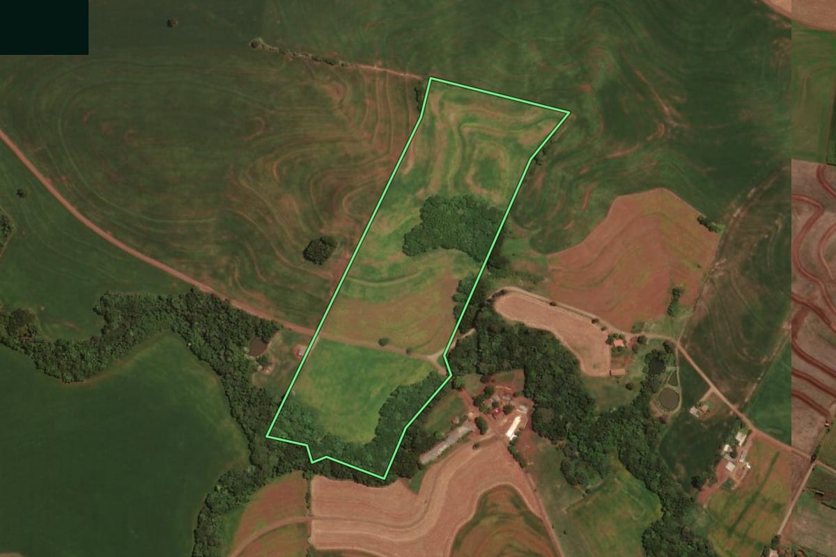 Imagem de satélite do imóvel rural em Santa Izabel do Oeste (PR), com o contorno declarado no CAR desenhado por cima.