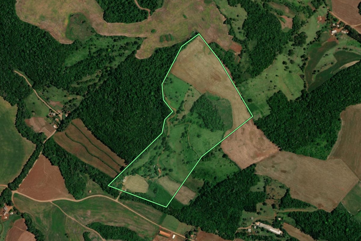 Imagem de satélite do imóvel rural em Santa Izabel do Oeste (PR), com o contorno declarado no CAR desenhado por cima.