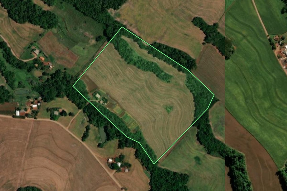Imagem de satélite do imóvel rural em Santa Izabel do Oeste (PR), com o contorno declarado no CAR desenhado por cima.