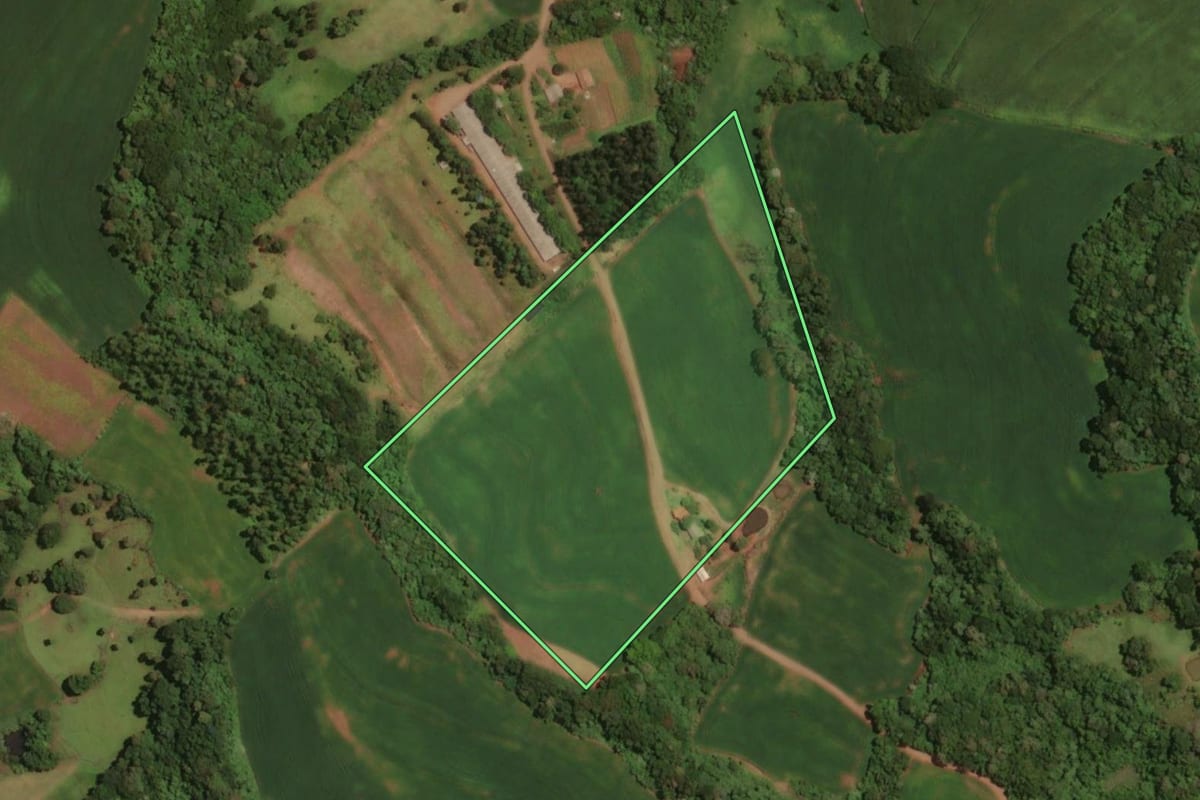 Imagem de satélite do imóvel rural em Santa Izabel do Oeste (PR), com o contorno declarado no CAR desenhado por cima.
