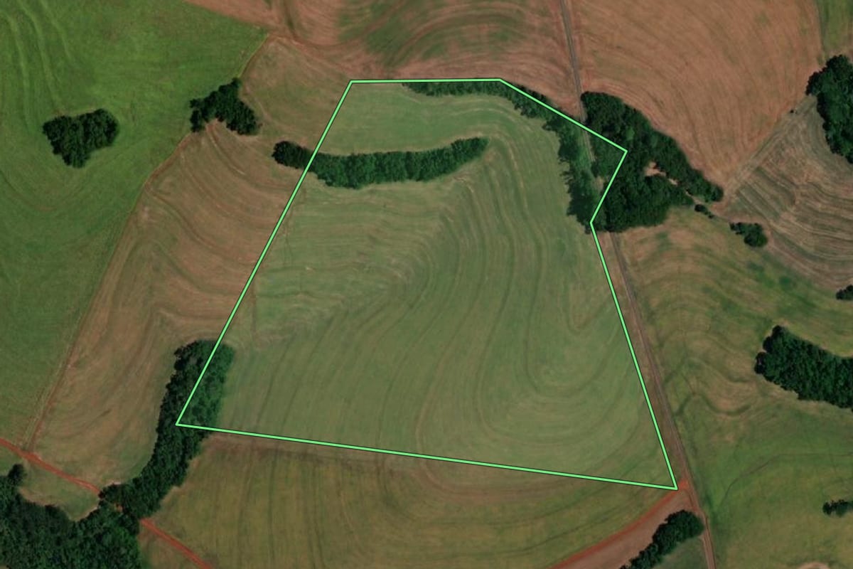 Imagem de satélite do imóvel rural em Santa Izabel do Oeste (PR), com o contorno declarado no CAR desenhado por cima.