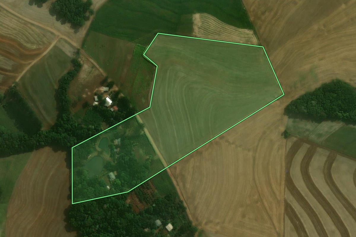 Imagem de satélite do imóvel rural em Santa Izabel do Oeste (PR), com o contorno declarado no CAR desenhado por cima.