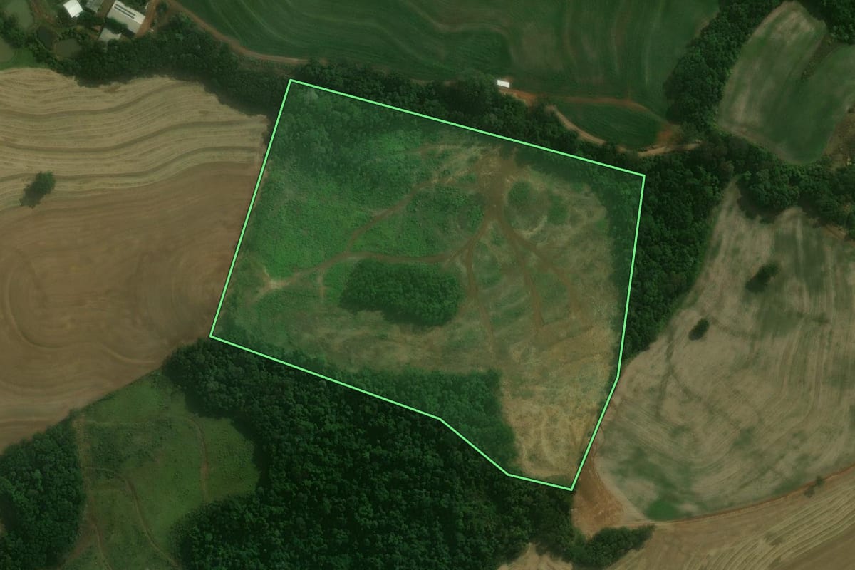 Imagem de satélite do imóvel rural em Santa Izabel do Oeste (PR), com o contorno declarado no CAR desenhado por cima.