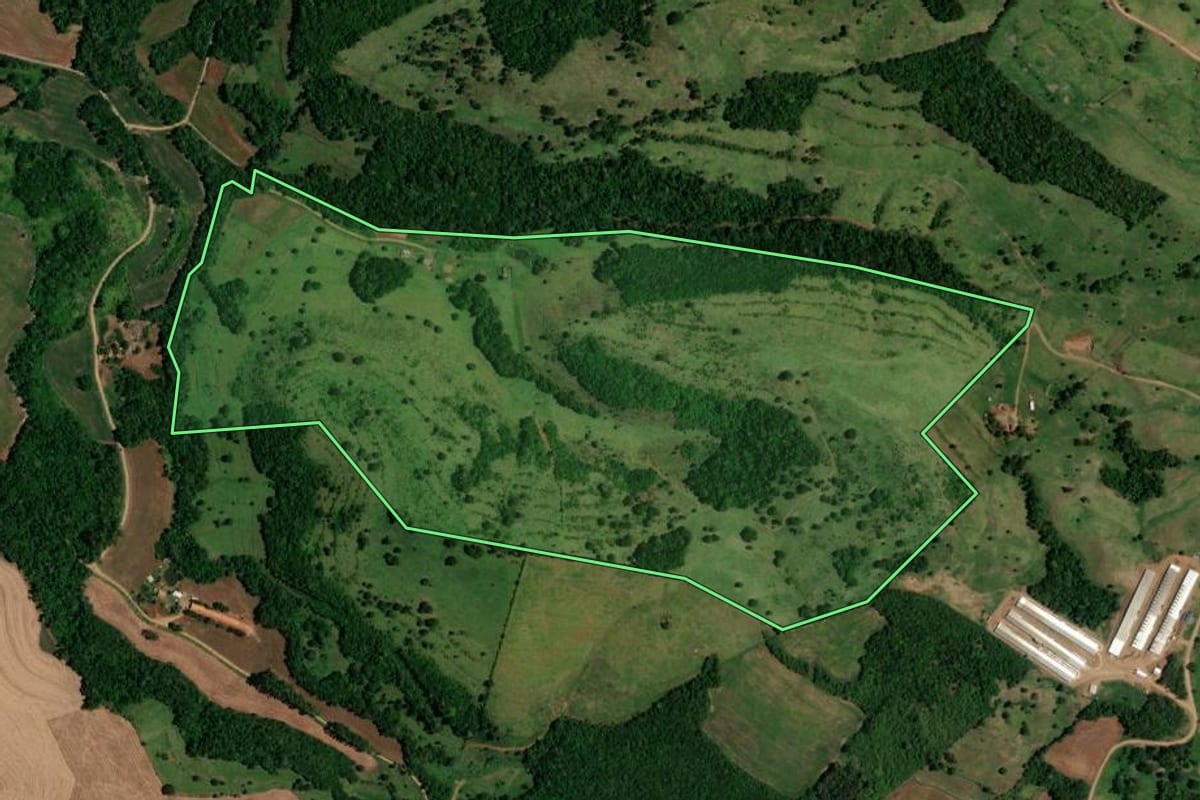 Imagem de satélite do imóvel rural em Santa Izabel do Oeste (PR), com o contorno declarado no CAR desenhado por cima.