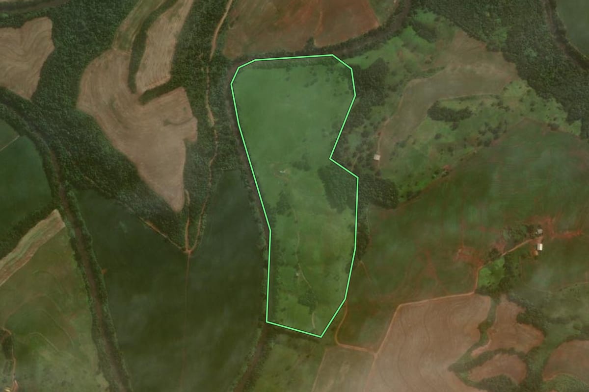 Imagem de satélite do imóvel rural em Santa Izabel do Oeste (PR), com o contorno declarado no CAR desenhado por cima.