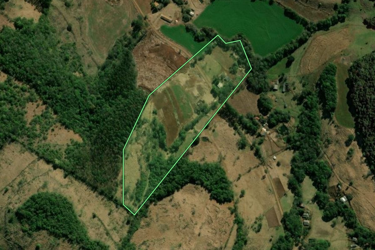 Imagem de satélite do imóvel rural em Santa Izabel do Oeste (PR), com o contorno declarado no CAR desenhado por cima.