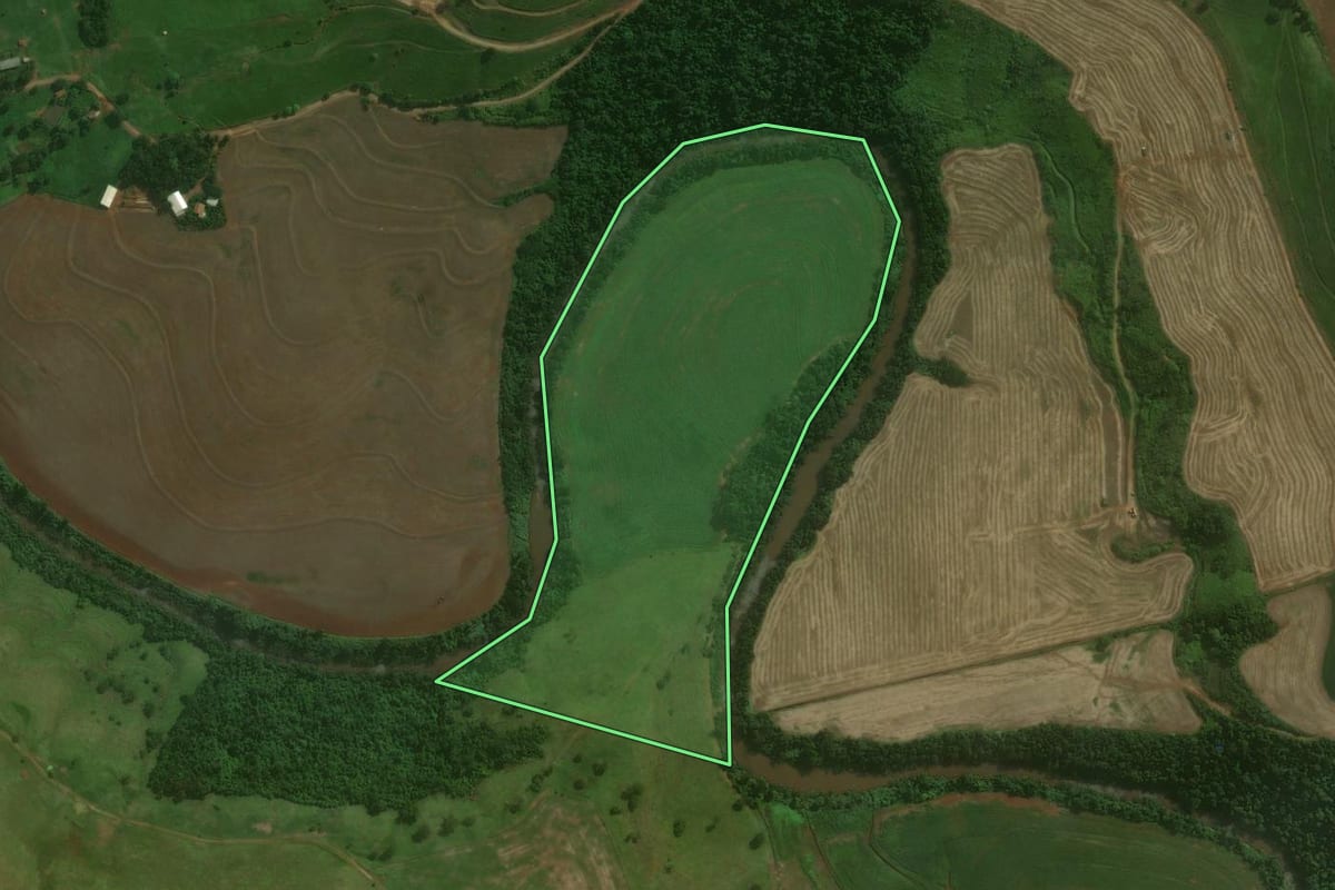 Imagem de satélite do imóvel rural em Santa Izabel do Oeste (PR), com o contorno declarado no CAR desenhado por cima.
