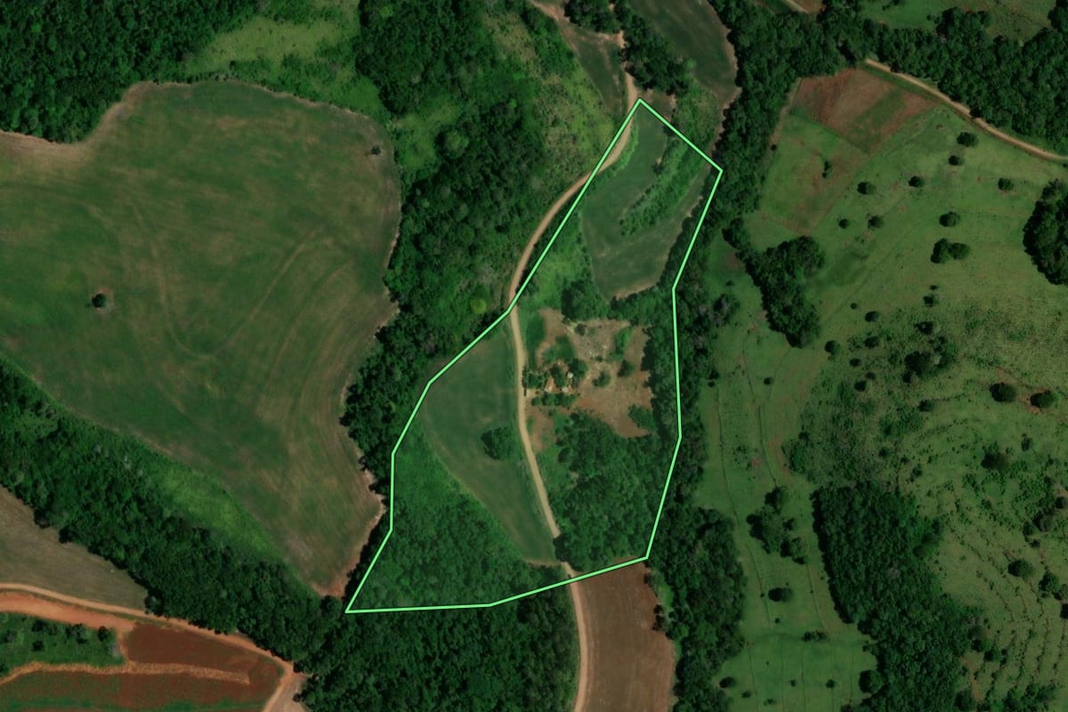 Imagem de satélite do imóvel rural em Santa Izabel do Oeste (PR), com o contorno declarado no CAR desenhado por cima.