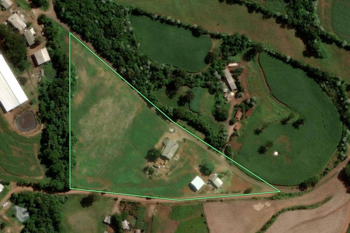 Imagem de satélite do imóvel rural em Ampére (PR), com o contorno declarado no CAR desenhado por cima.