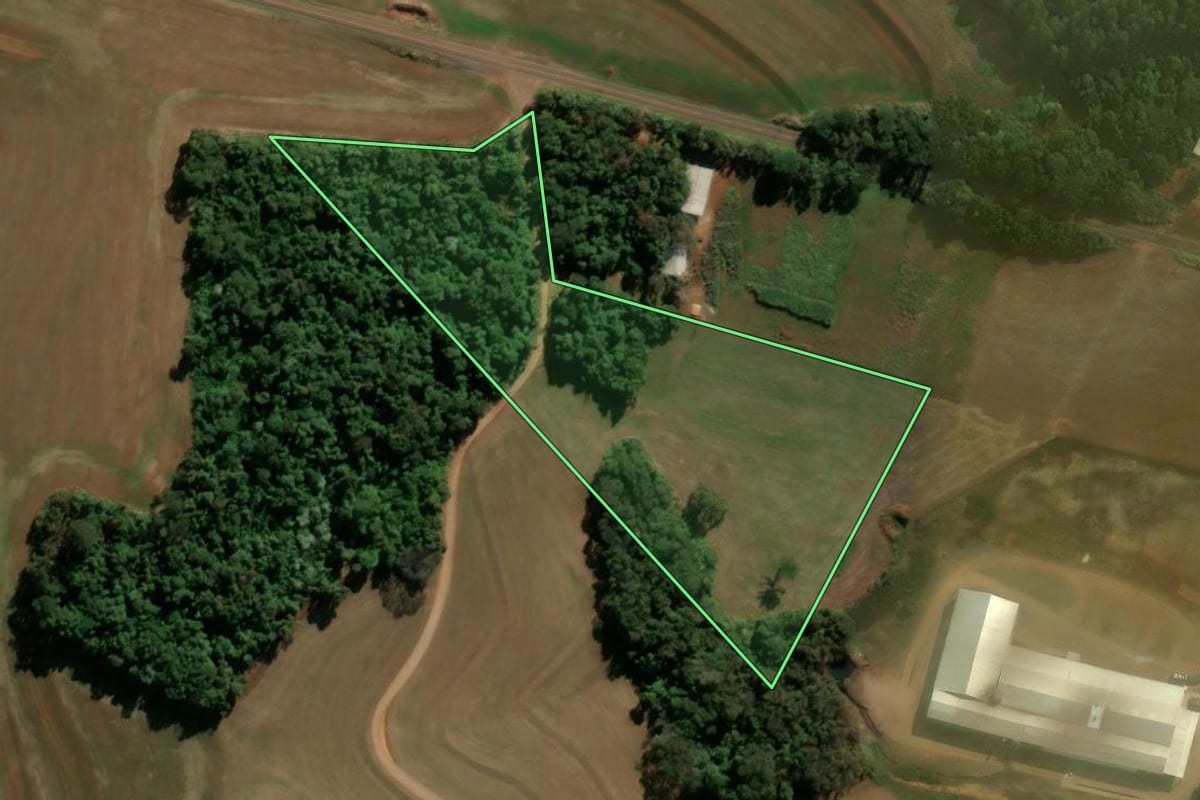 Imagem de satélite do imóvel rural em Santa Izabel do Oeste (PR), com o contorno declarado no CAR desenhado por cima.