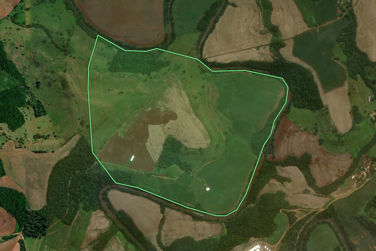 Imagem de satélite do imóvel rural em Santa Izabel do Oeste (PR), com o contorno declarado no CAR desenhado por cima.