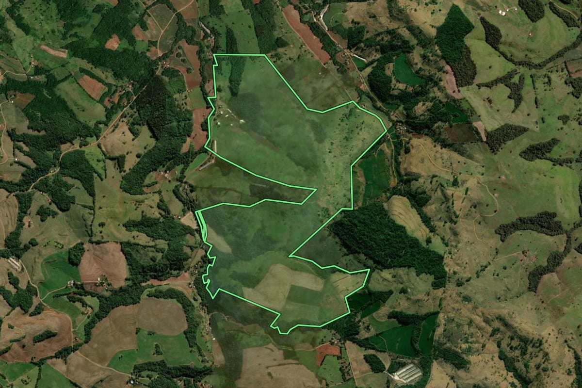 Imagem de satélite do imóvel rural em Santa Izabel do Oeste (PR), com o contorno declarado no CAR desenhado por cima.