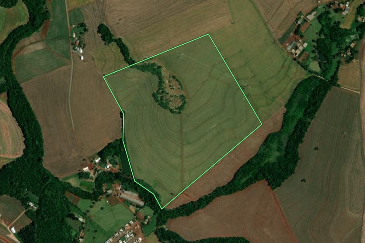Imagem de satélite do imóvel rural em Santa Izabel do Oeste (PR), com o contorno declarado no CAR desenhado por cima.