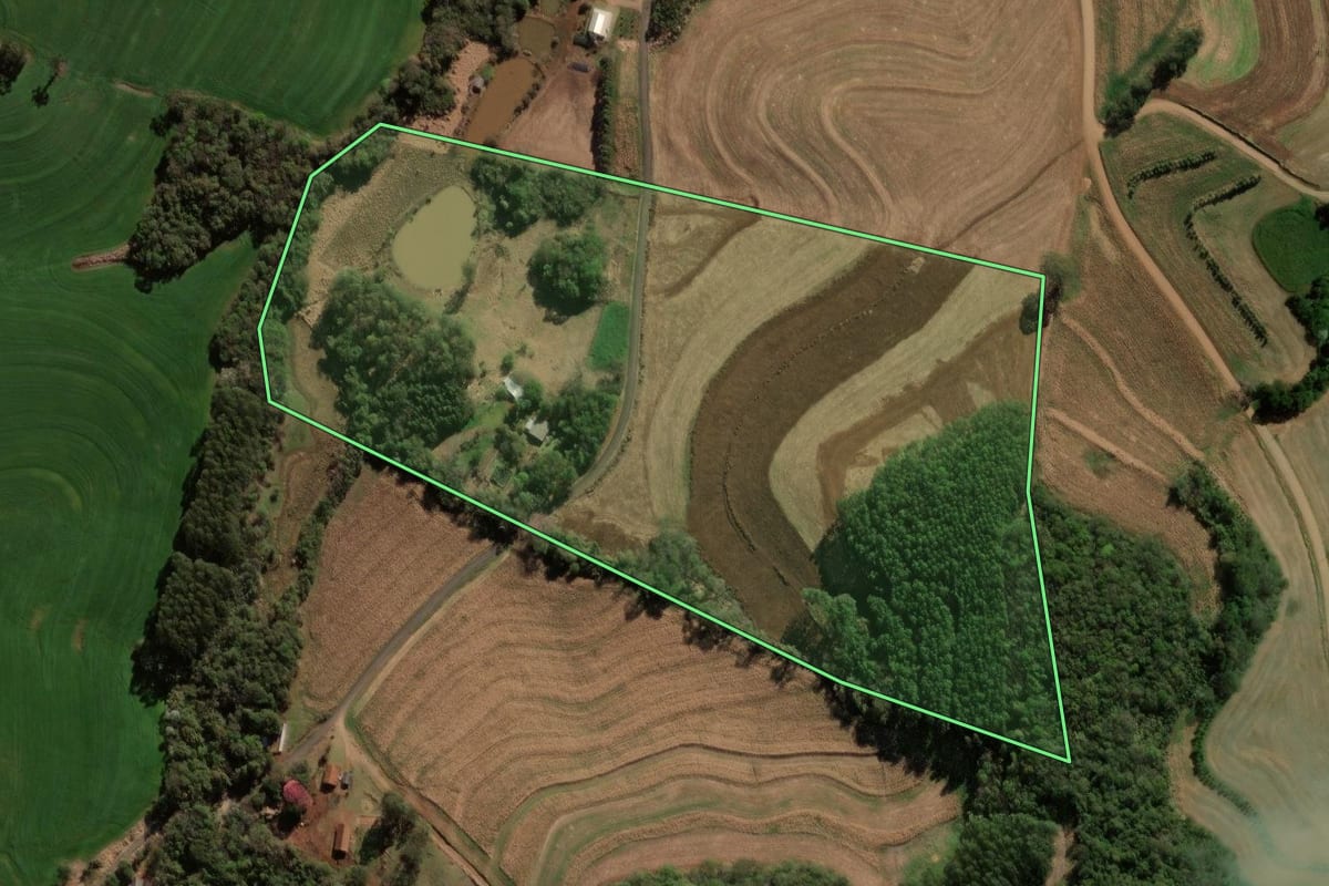 Imagem de satélite do imóvel rural em Santa Izabel do Oeste (PR), com o contorno declarado no CAR desenhado por cima.