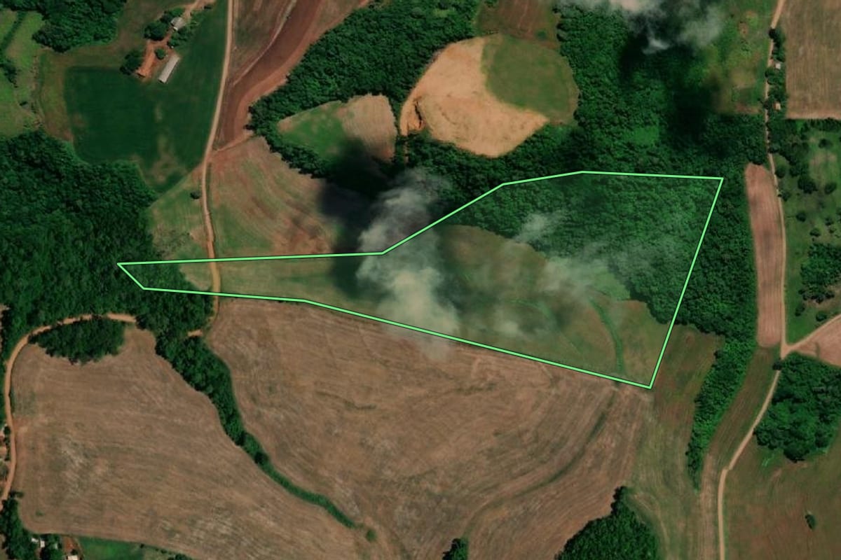 Imagem de satélite do imóvel rural em Santa Izabel do Oeste (PR), com o contorno declarado no CAR desenhado por cima.