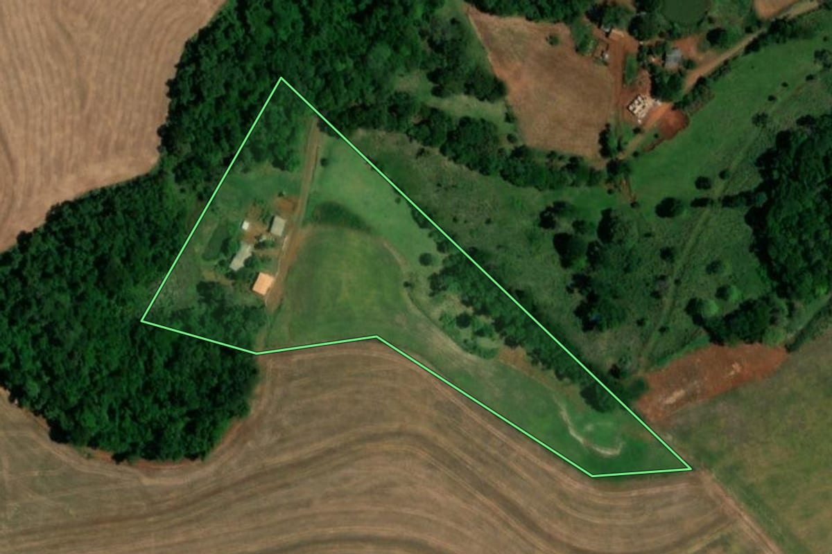 Imagem de satélite do imóvel rural em Santa Izabel do Oeste (PR), com o contorno declarado no CAR desenhado por cima.