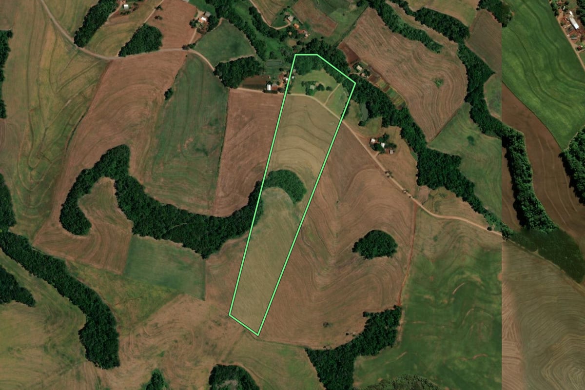 Imagem de satélite do imóvel rural em Santa Izabel do Oeste (PR), com o contorno declarado no CAR desenhado por cima.