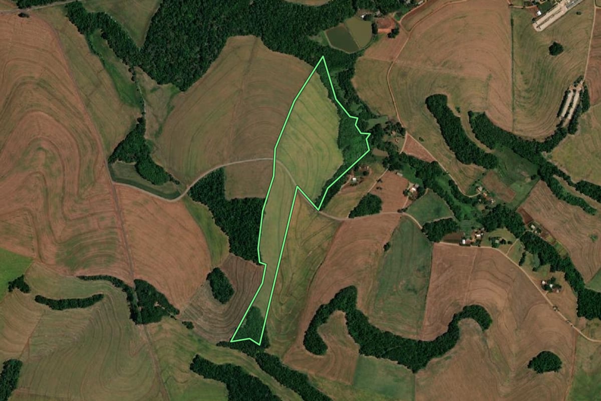 Imagem de satélite do imóvel rural em Santa Izabel do Oeste (PR), com o contorno declarado no CAR desenhado por cima.