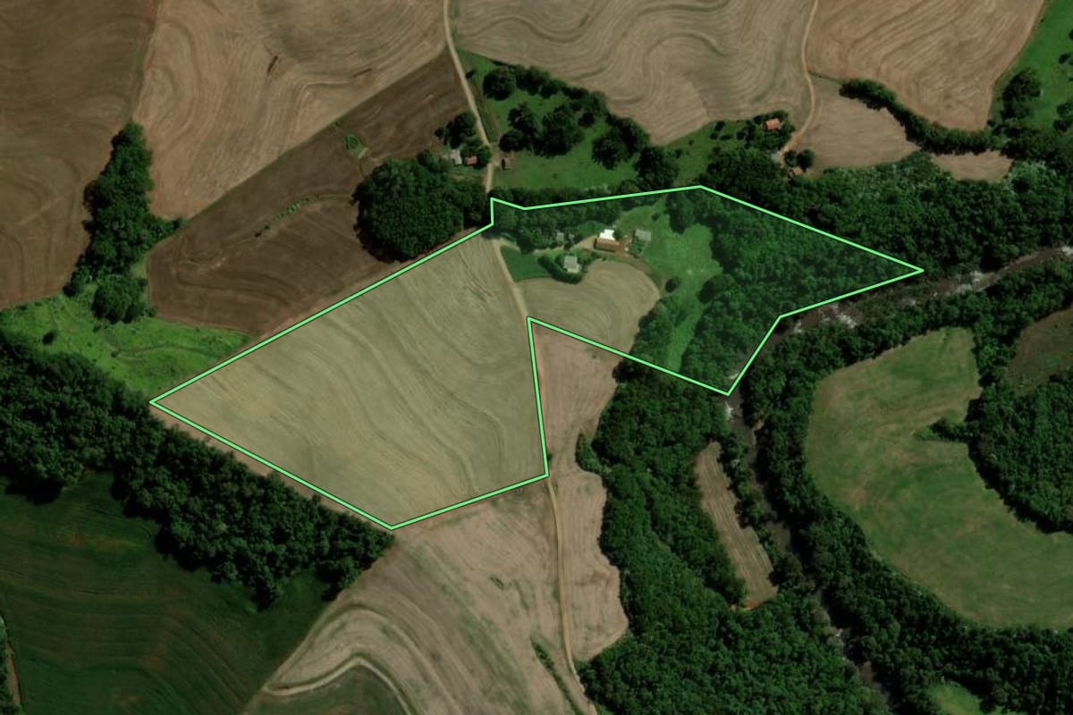 Imagem de satélite do imóvel rural em Santa Izabel do Oeste (PR), com o contorno declarado no CAR desenhado por cima.