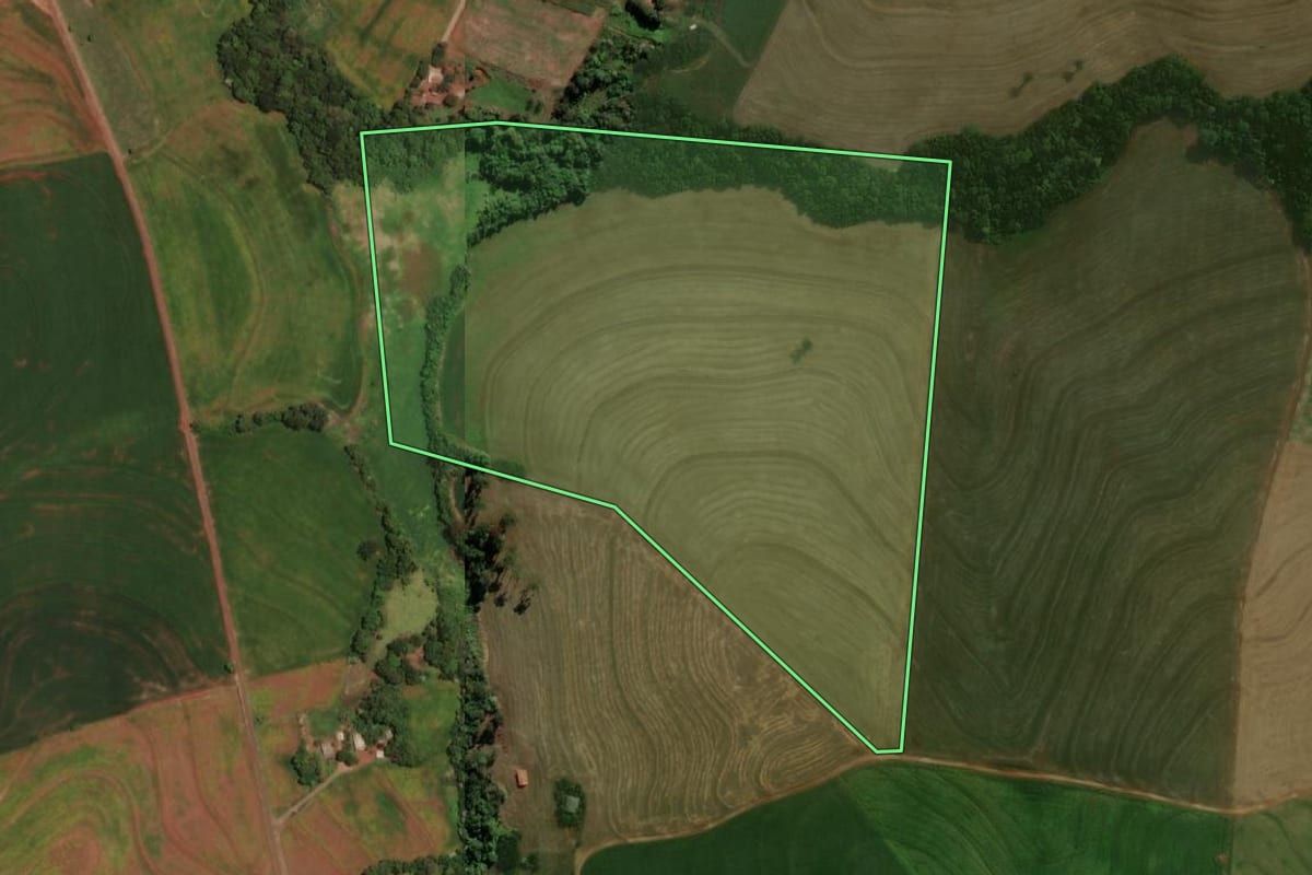 Imagem de satélite do imóvel rural em Santa Izabel do Oeste (PR), com o contorno declarado no CAR desenhado por cima.