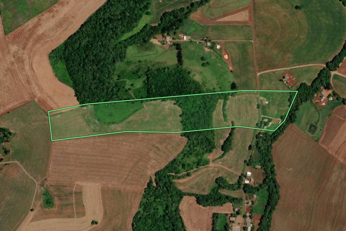 Imagem de satélite do imóvel rural em Santa Izabel do Oeste (PR), com o contorno declarado no CAR desenhado por cima.