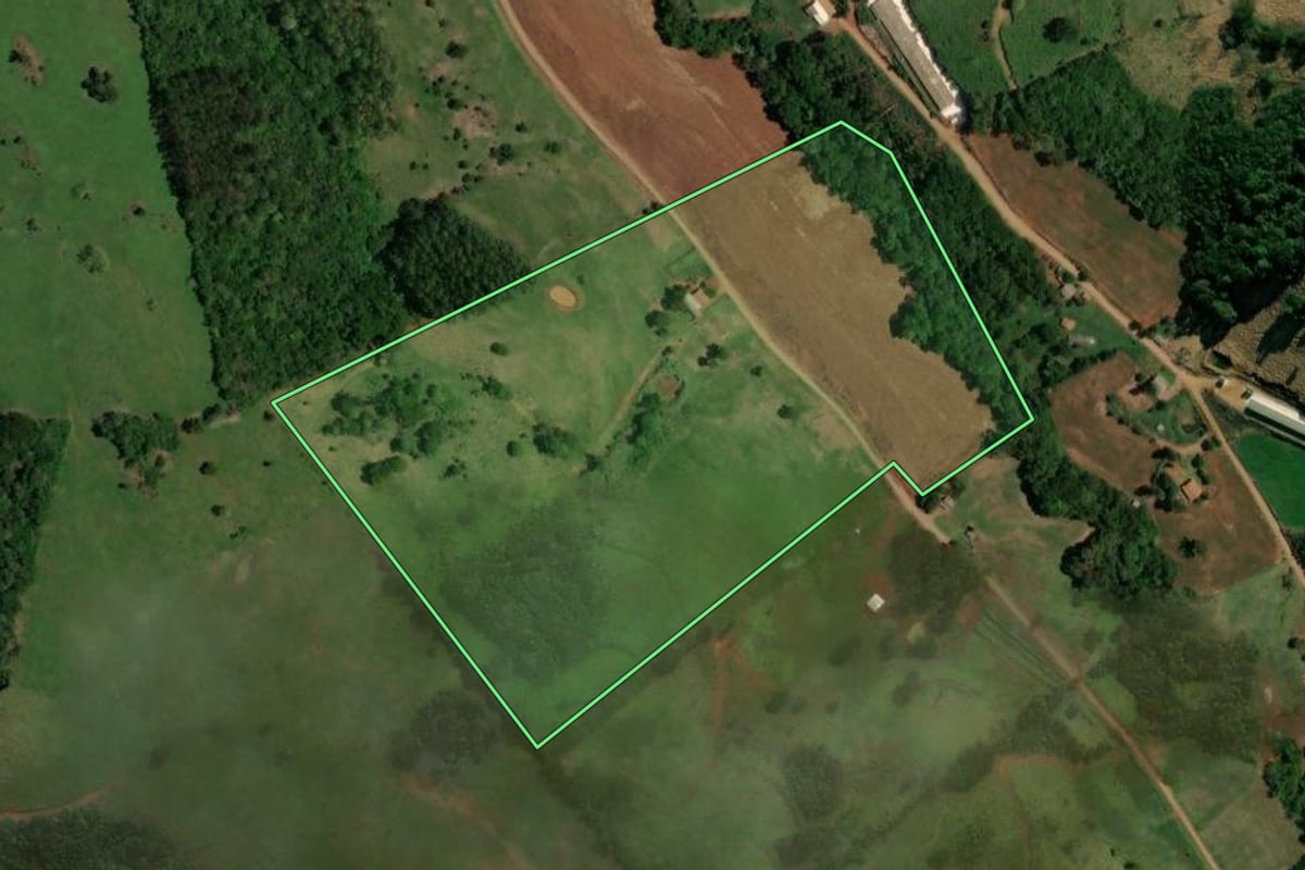 Imagem de satélite do imóvel rural em Santa Izabel do Oeste (PR), com o contorno declarado no CAR desenhado por cima.