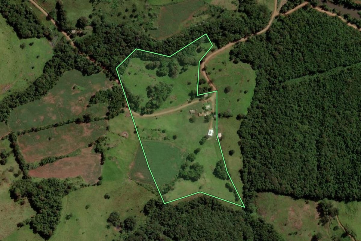 Imagem de satélite do imóvel rural em Santa Izabel do Oeste (PR), com o contorno declarado no CAR desenhado por cima.