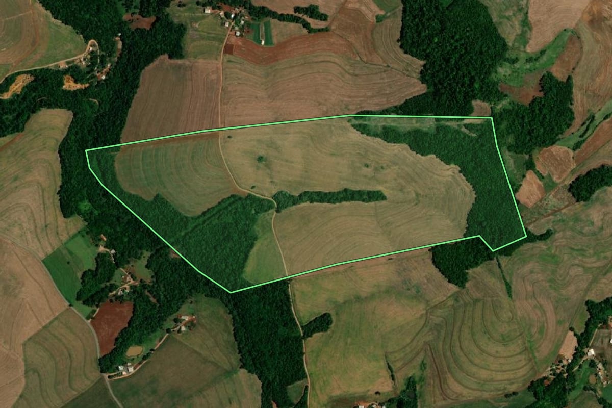 Imagem de satélite do imóvel rural em Santa Izabel do Oeste (PR), com o contorno declarado no CAR desenhado por cima.
