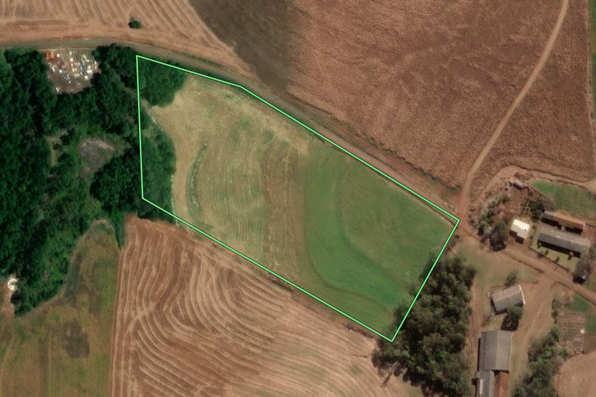 Imagem de satélite do imóvel rural em Santa Izabel do Oeste (PR), com o contorno declarado no CAR desenhado por cima.