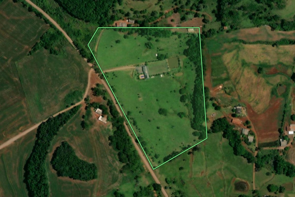 Imagem de satélite do imóvel rural em Santa Lúcia (PR), com o contorno declarado no CAR desenhado por cima.