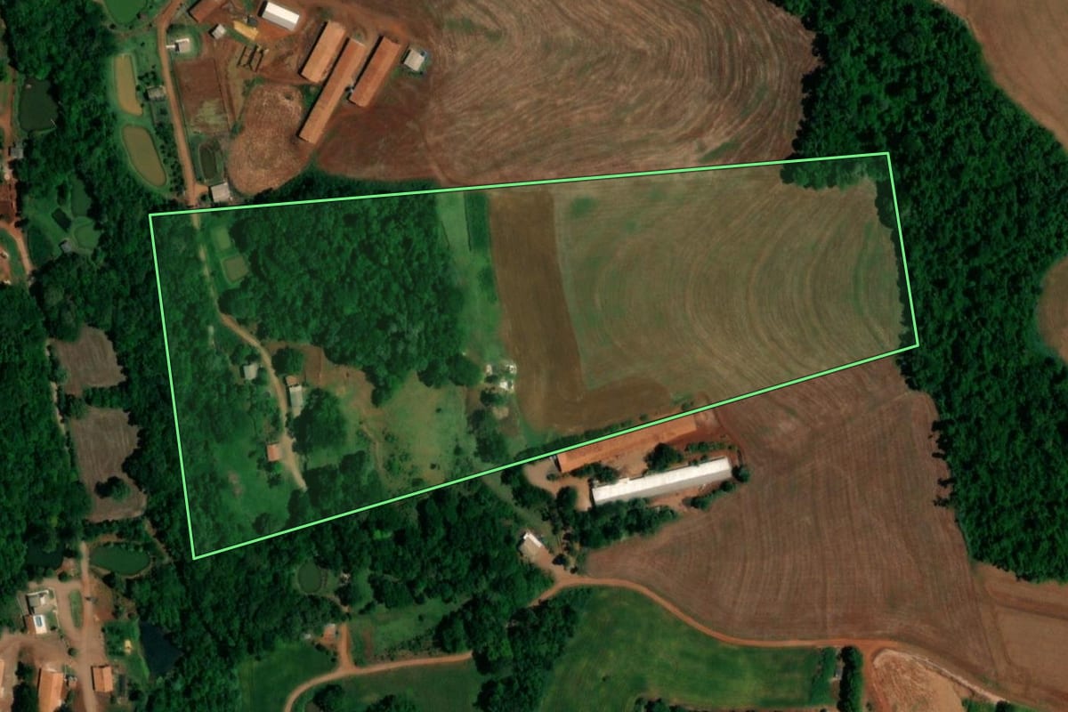 Imagem de satélite do imóvel rural em Santa Lúcia (PR), com o contorno declarado no CAR desenhado por cima.