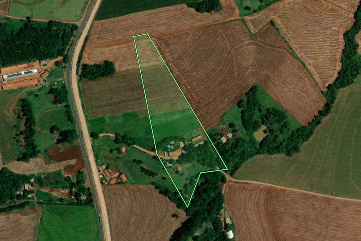 Imagem de satélite do imóvel rural em Santa Lúcia (PR), com o contorno declarado no CAR desenhado por cima.